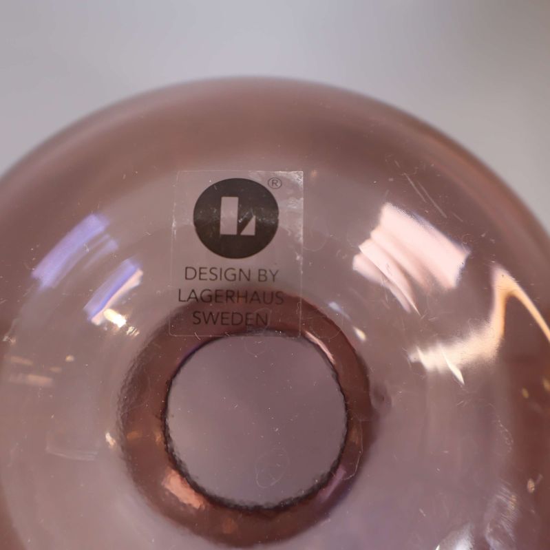 Botten av rosa vas med etiketten Design by Lagerhaus Sweden