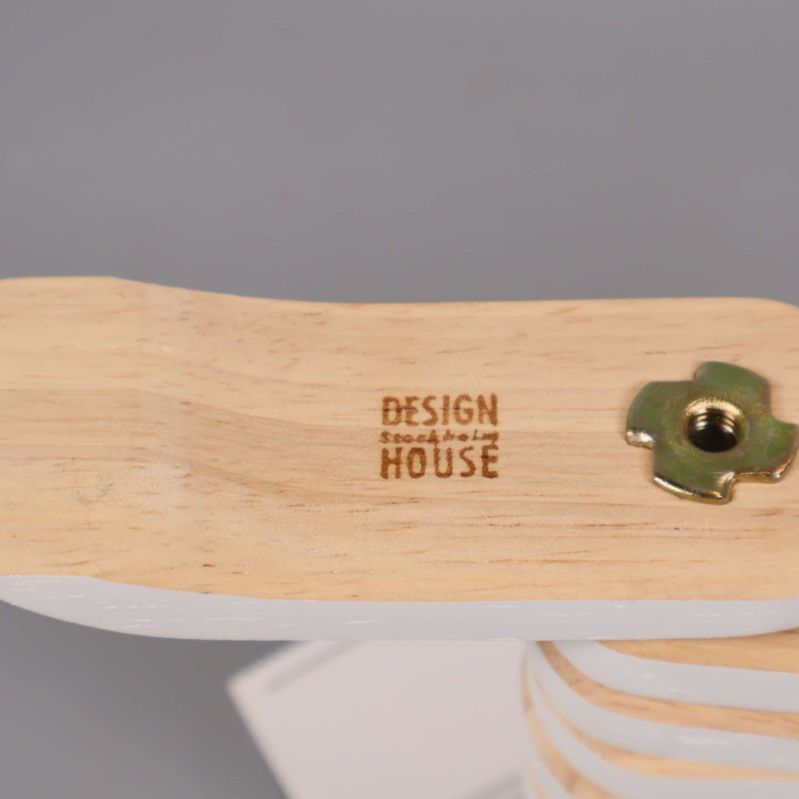Närbild på trädetalj med Design House Stockholm-stämpel