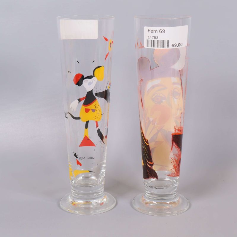 Signerade konstglas med grafiska tryck från annan vinkel