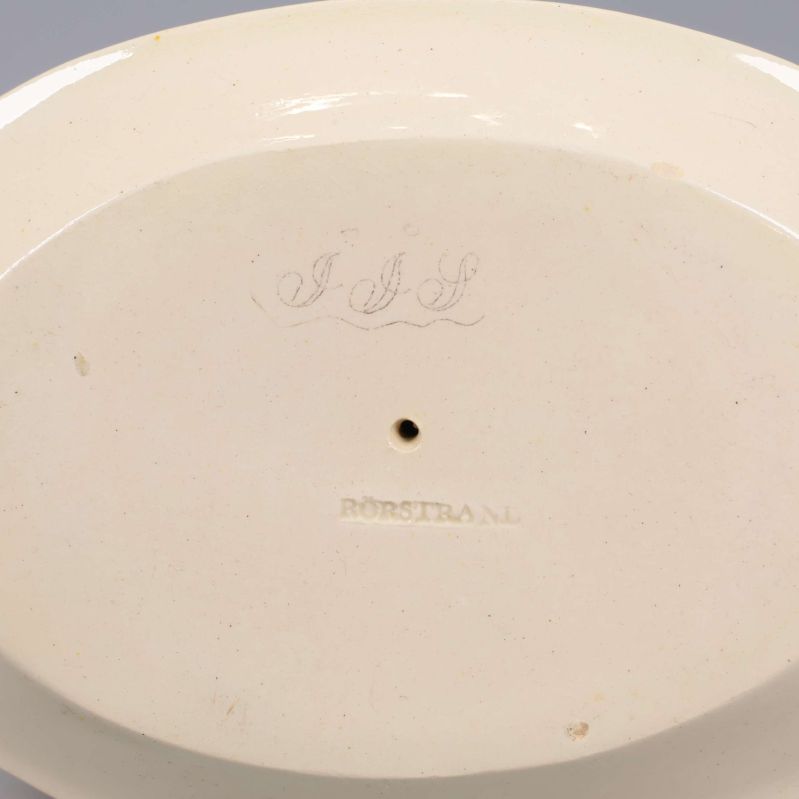 Närbild av Såssnipans undersida med präglad stämpel