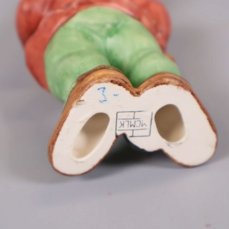 Närbild av tomtefigurens undersida och märkning