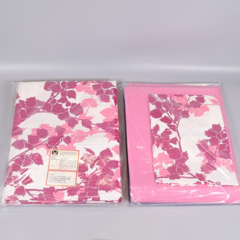 Två förpackade delar av rosa sängset sedda ovanifrån