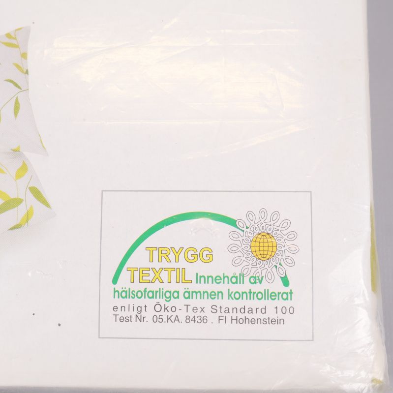 Närbild av Trygg textil-märkning på bäddsetsförpackning