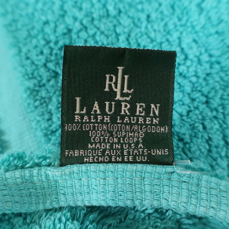 Närbild av Ralph Lauren-etikett på turkos frotté