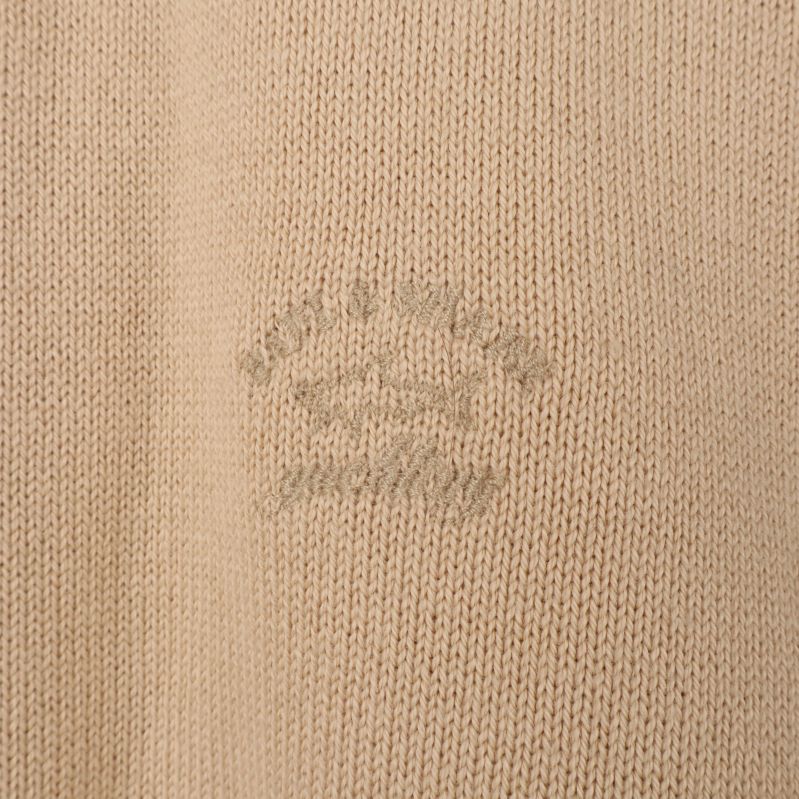 Broderat märke på tröjans framsida