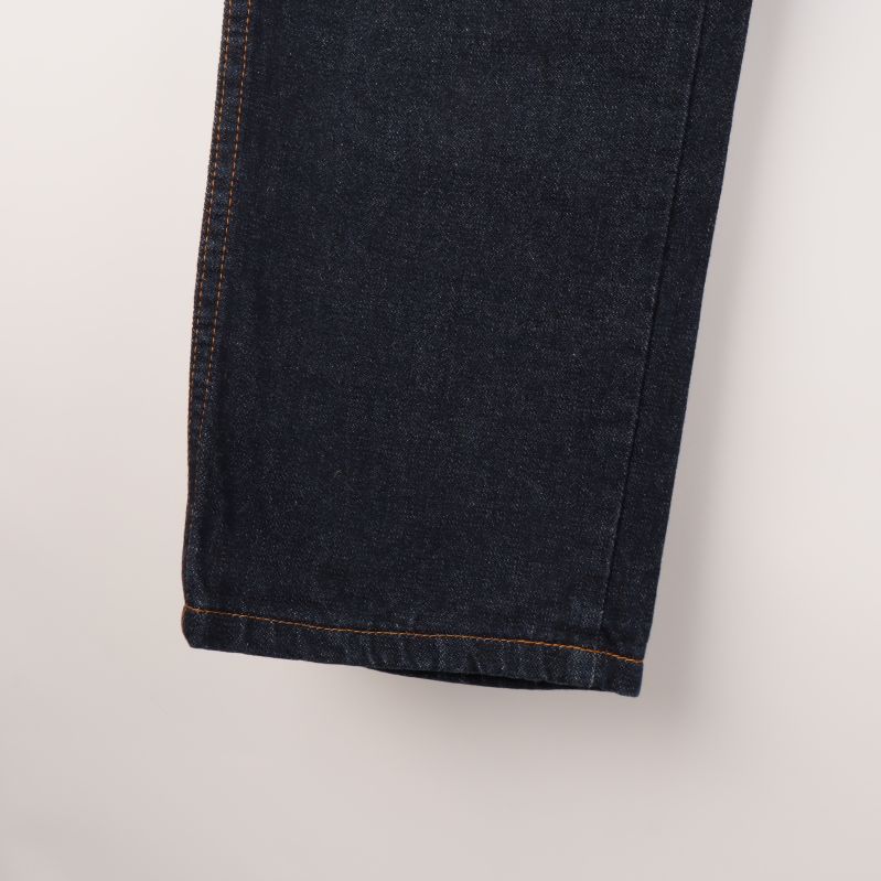 Nederdel av mörkblå jeansben