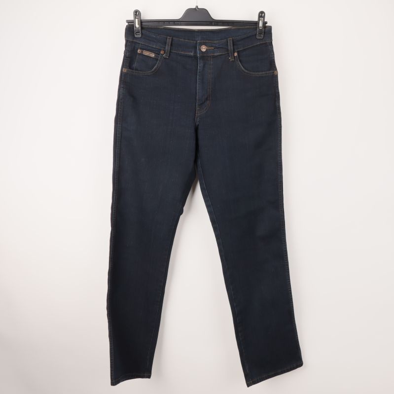 Framifrån vy av mörka Wrangler jeans