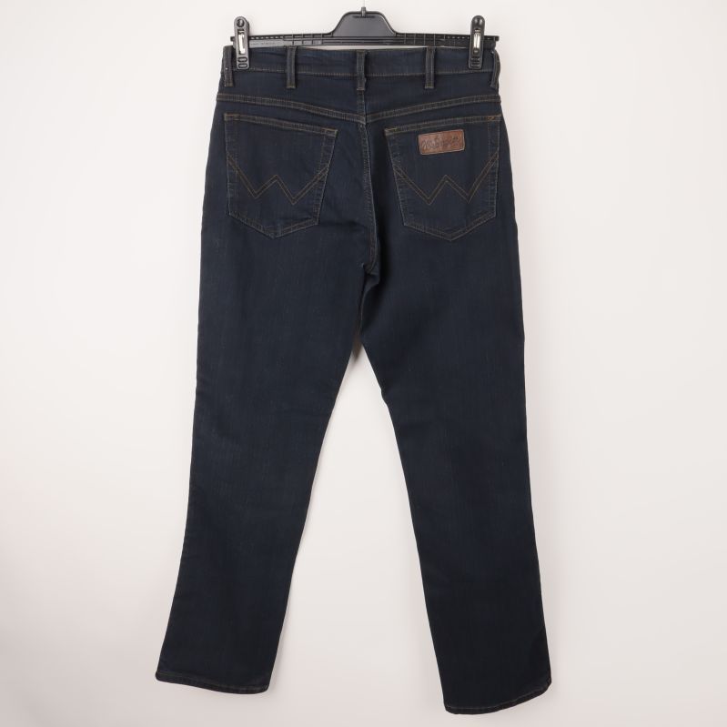 Baksida av Wrangler jeans med fickor