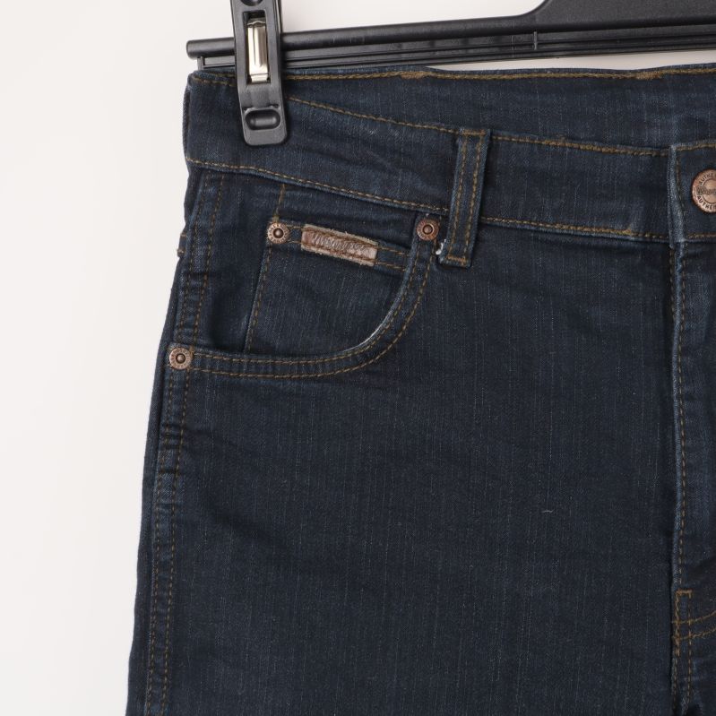 Närbild på fickdetalj av Wrangler jeans