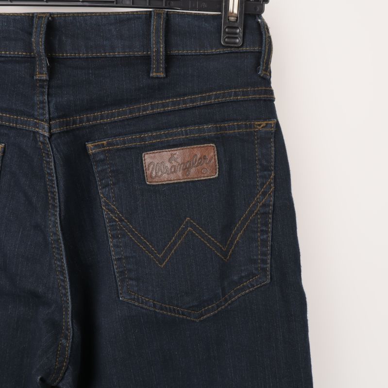 Wrangler jeans med logotyp på ficka