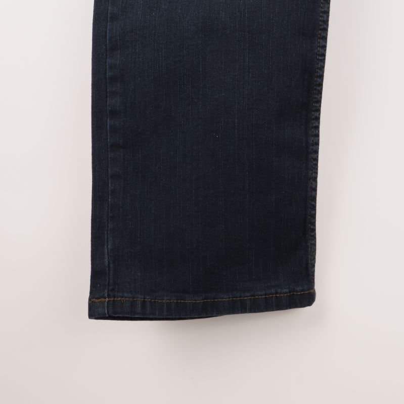 Närbild av nederkant av Wrangler jeans