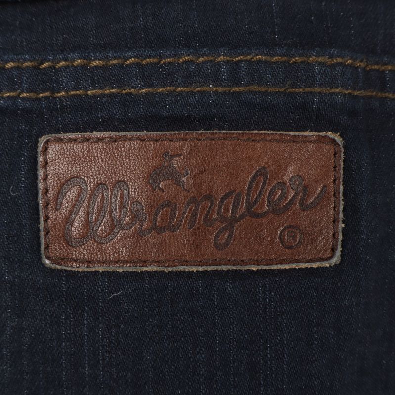 Närbild av Wrangler märke på jeans