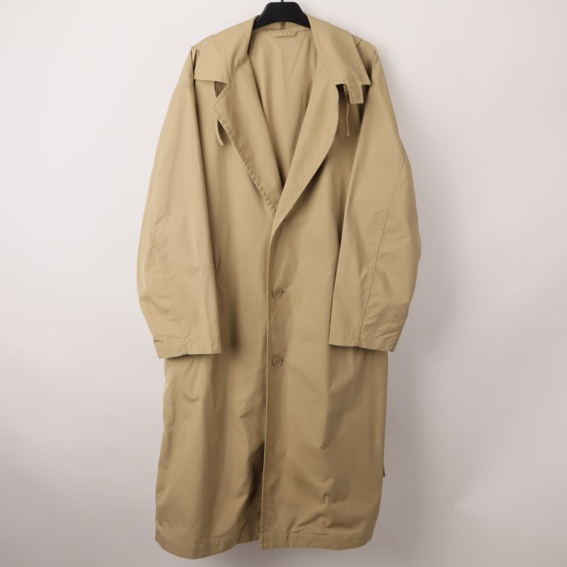 Beige Trenchcoat med huva hängande