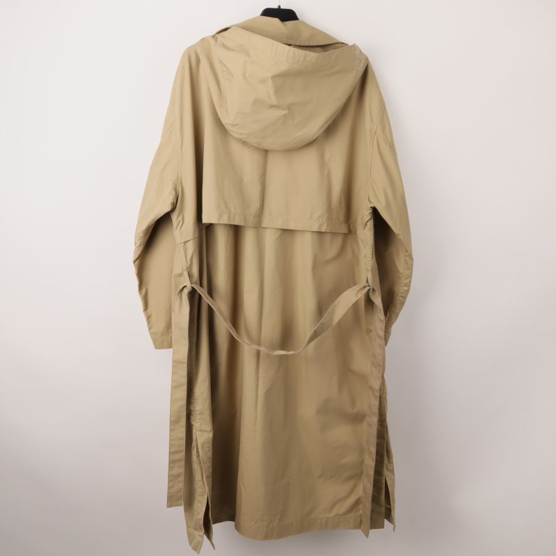Baksidan av beige Trenchcoat med huva och bälte
