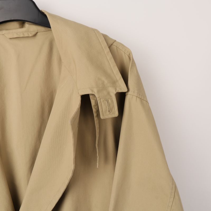 Detalj av axelparti och krage på beige Trenchcoat 