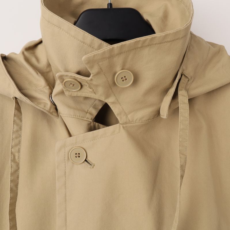 Framsida av Trenchcoat med knappar och huva