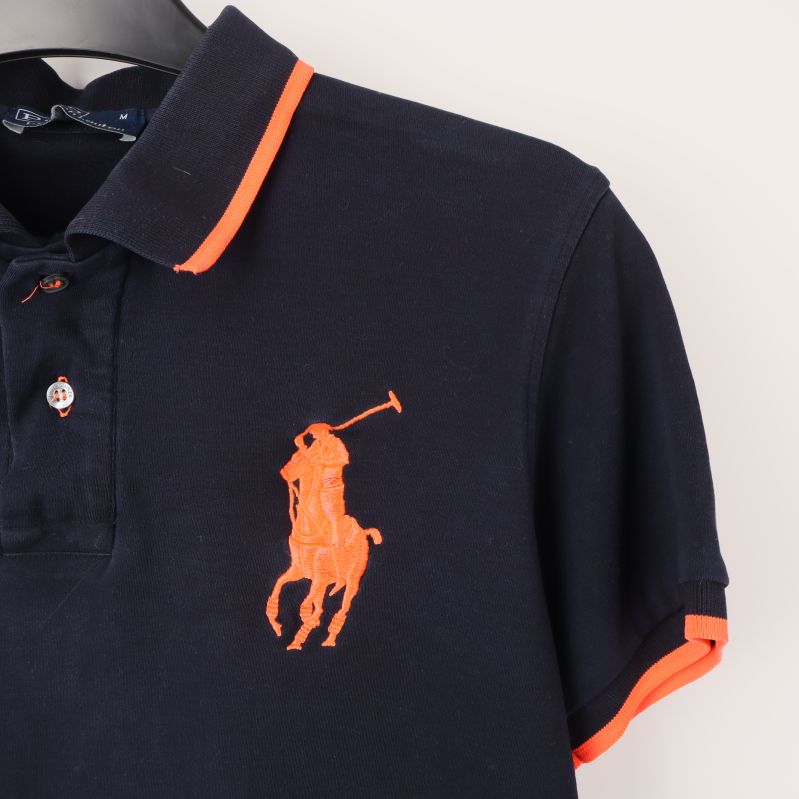 Närbild på broderad logotyp