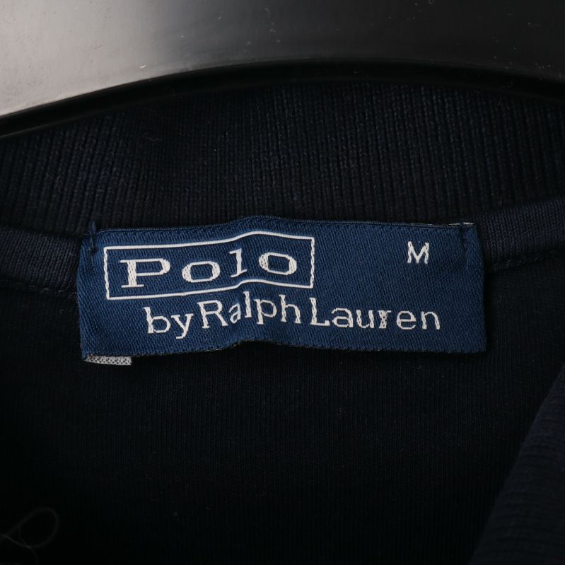 Märkesskylt: Polo by Ralph Lauren