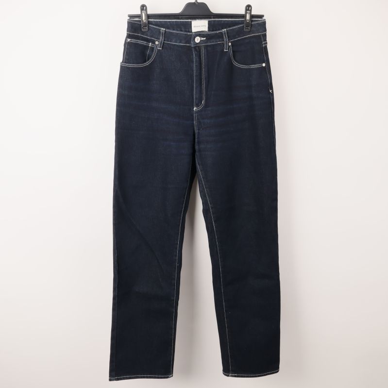 Framsidan av mörka jeans med fem fickor