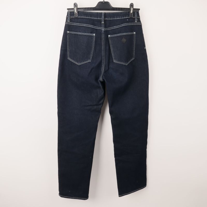 Baksidan av mörka jeans med två bakfickor
