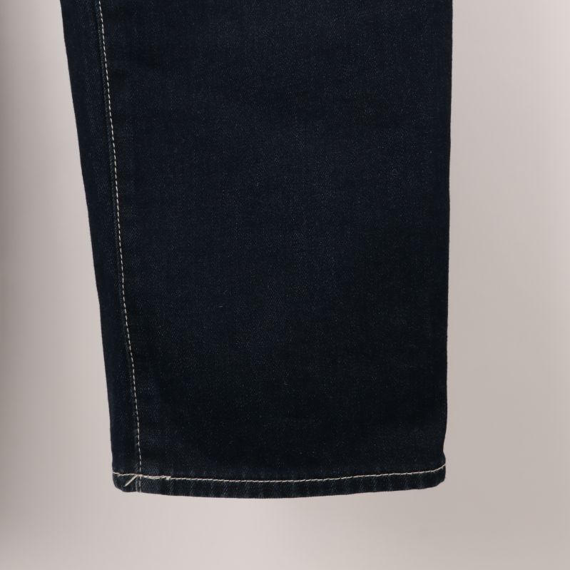 Närbild av nedre delen av jeansben