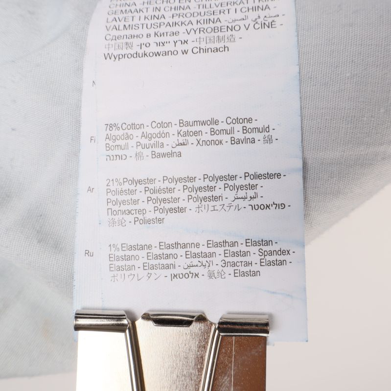Materialinformation på etikett i jeans