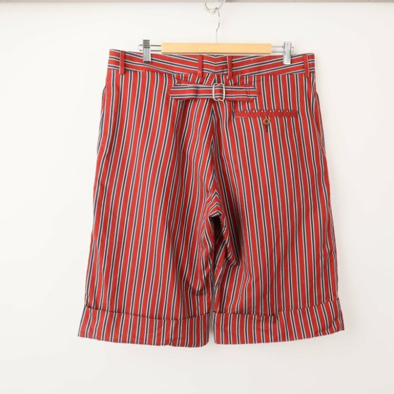Baksidan av de randiga shortsen