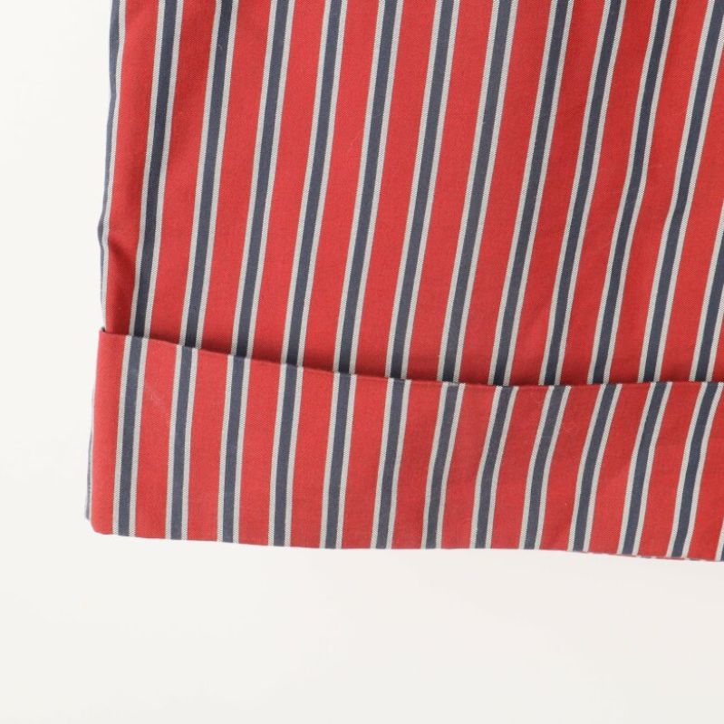 Detaljbild med röda och blå ränder
