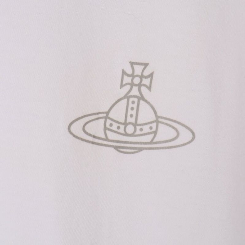 T-shirt med elegant logotyp på bröstet