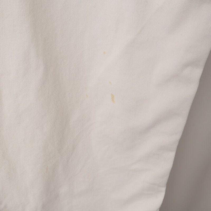 Vita jeans med en liten fläck