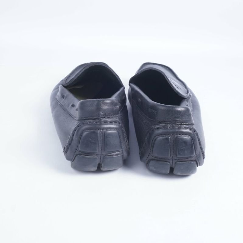 Baksidan av svarta loafer skor