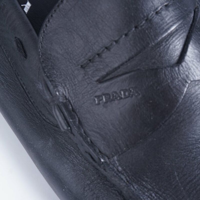 Närbild av lädertextur och logga