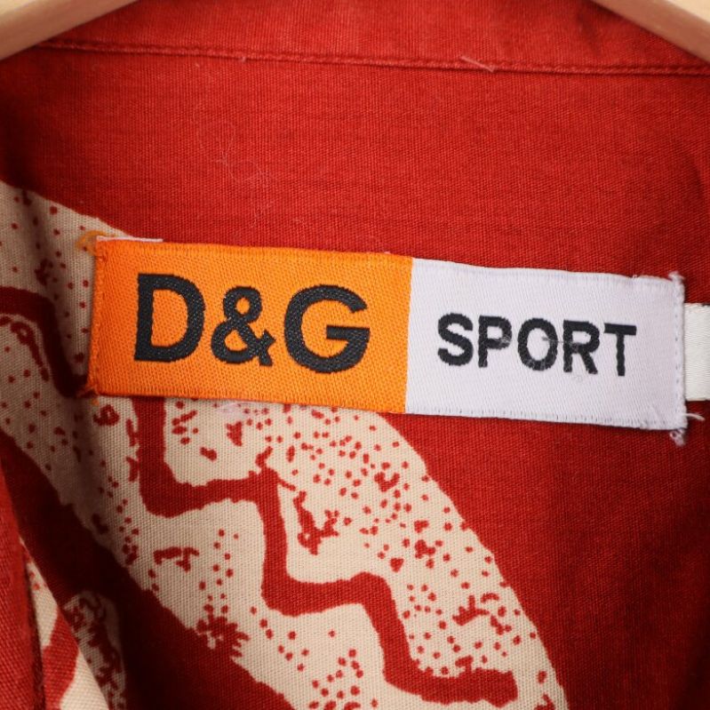 D&G etikett på skjorta