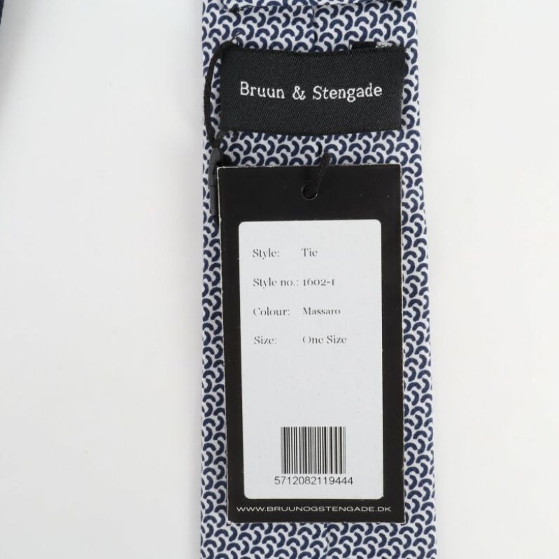 Närbild av slips med Brun & Stengade etiketten