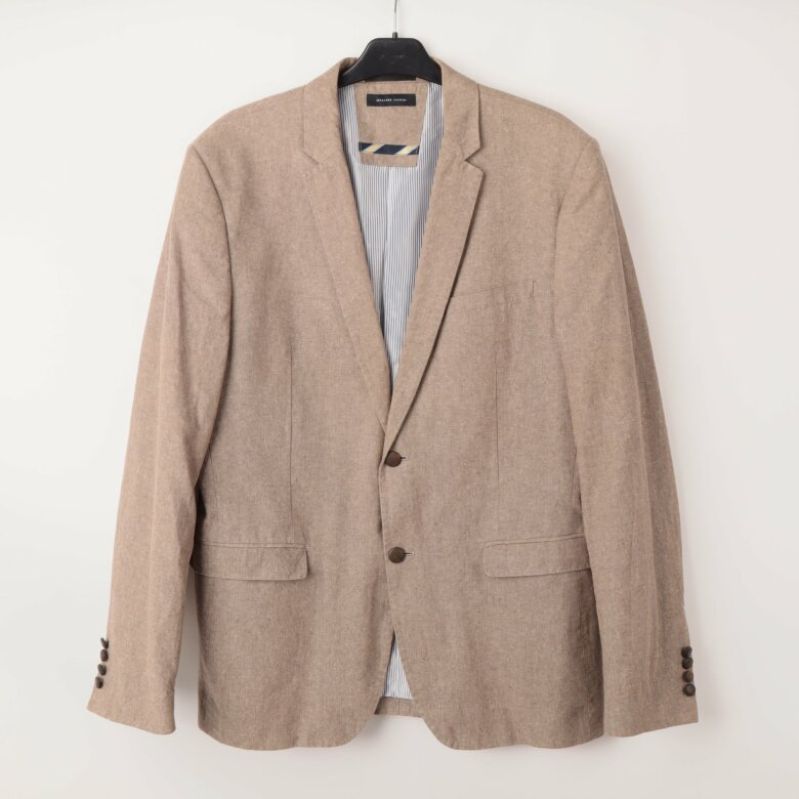 Framsidan av beige kavaj