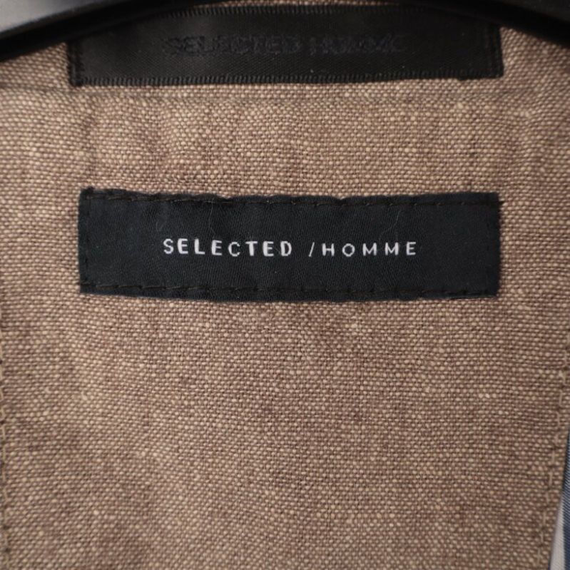 Närbild på Selected Homme, märkesetiketten