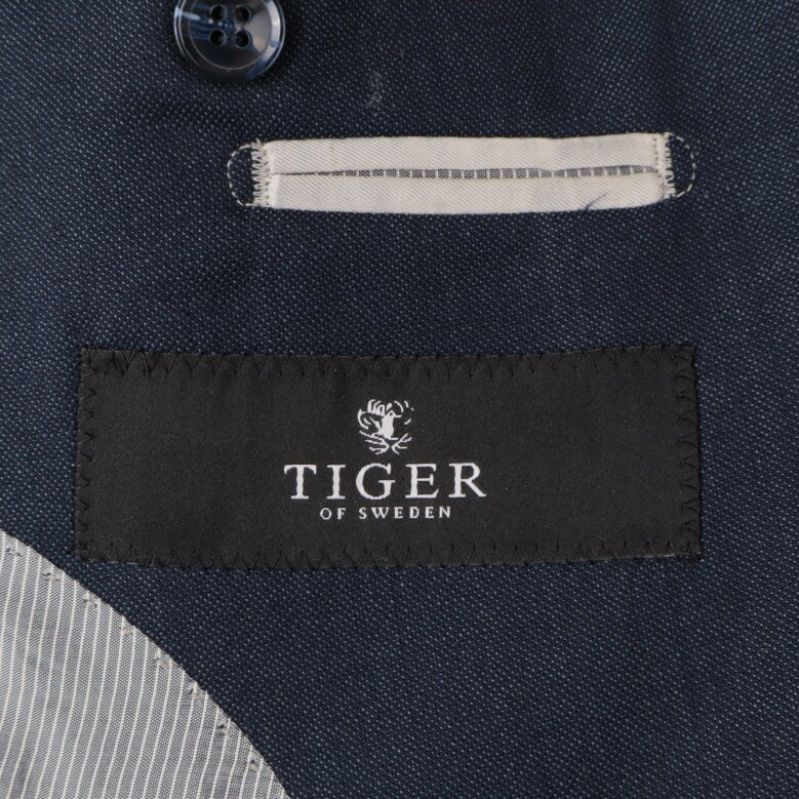 Tiger of Sweden logotyp inuti kavajen