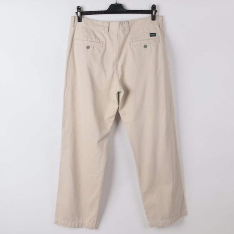 Beige byxor bakifrån 