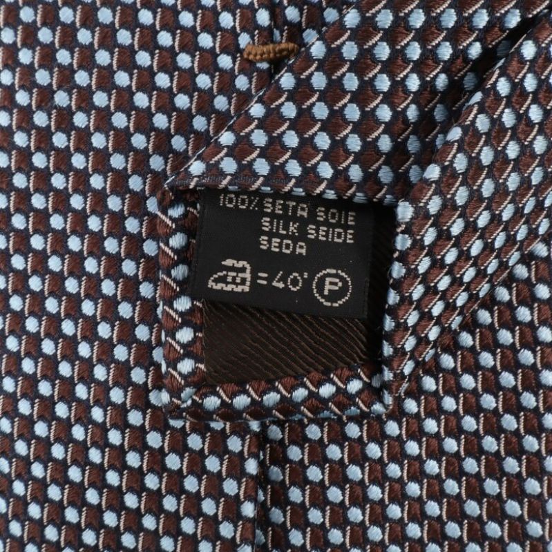 Närbild av slipsens etikett, 100% siden