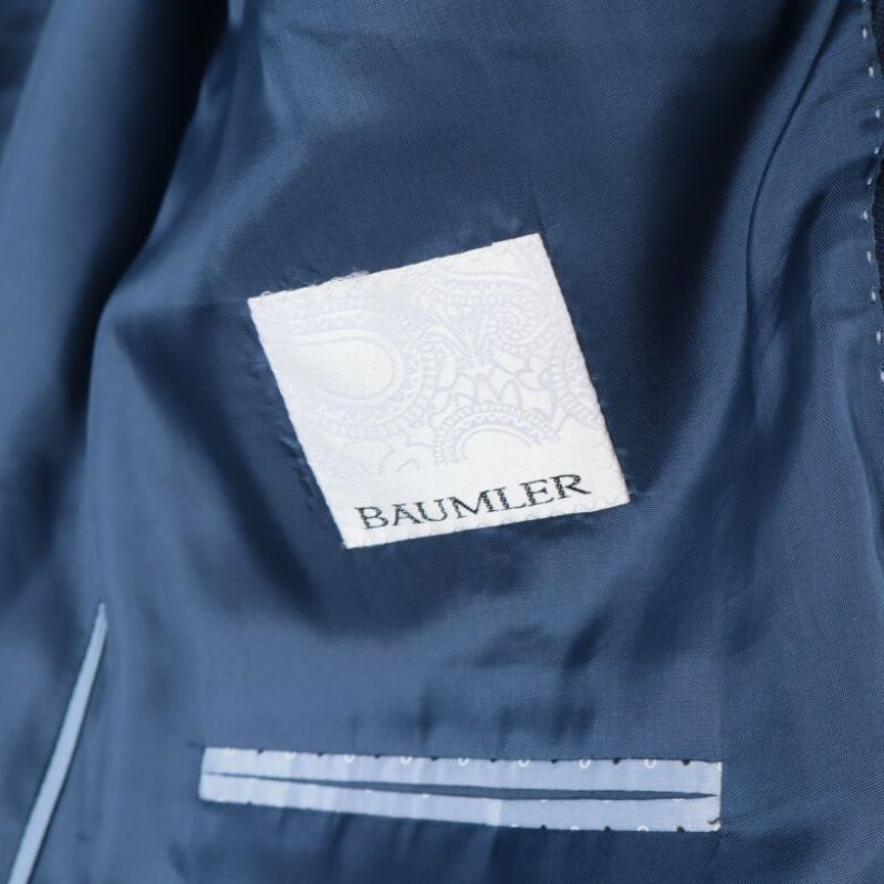 Baumler logotyp på kostymens insida