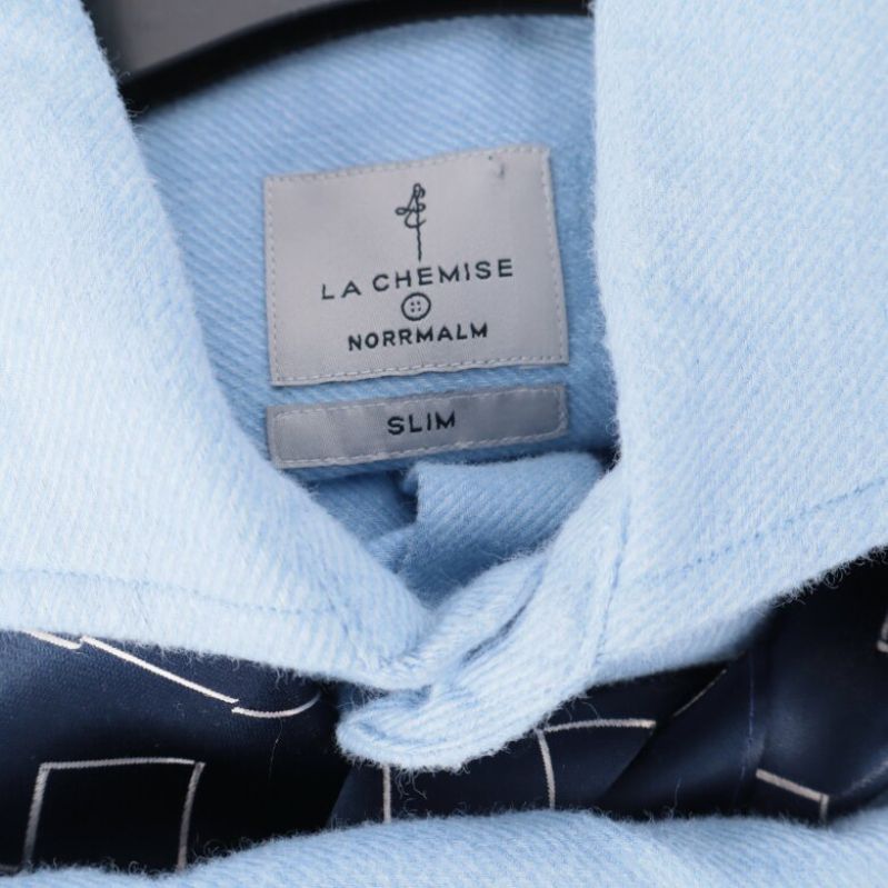 Märkesetikett i skjortan:  La Chemise