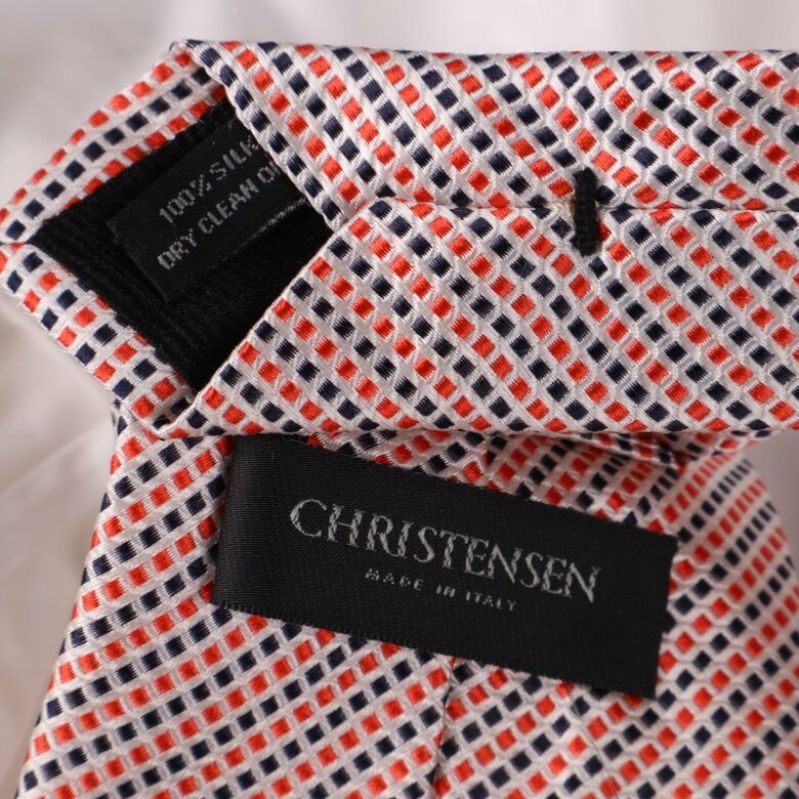Närbild av slips med loggan: Christensen
