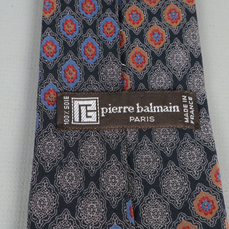 Närbild av Pierre Balmain etikett