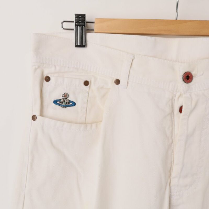 Vita jeans framifrån med broderi