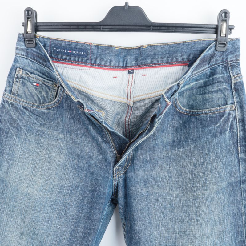 Jeans detalj av öppet blixtlås och insida