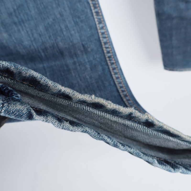 Sliten jeans fåll med detaljvy