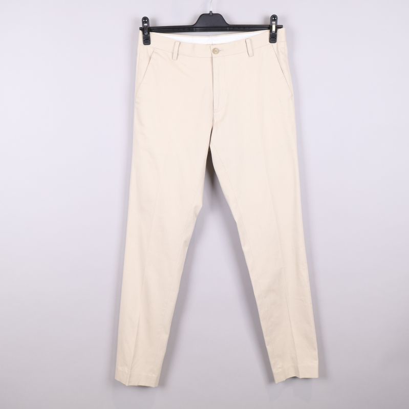 Beiga byxor framifrån, slim fit design