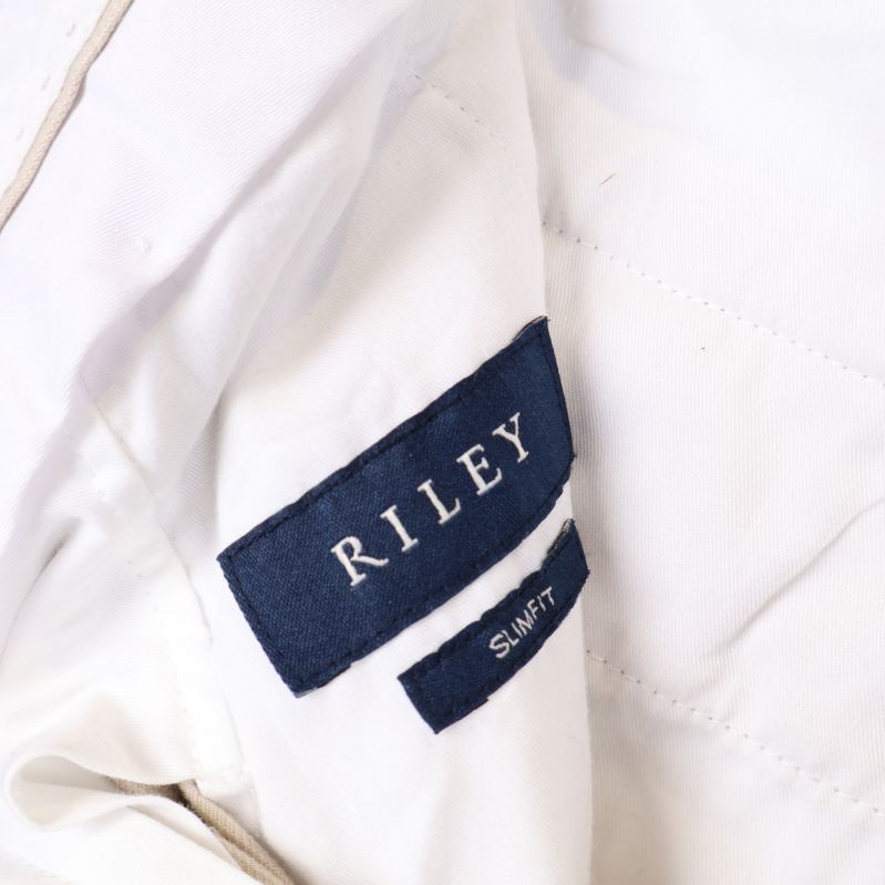 Riley märke på beiga byxors insida