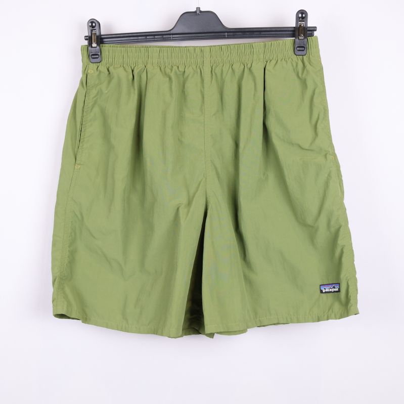 Gröna shorts framifrån på galge