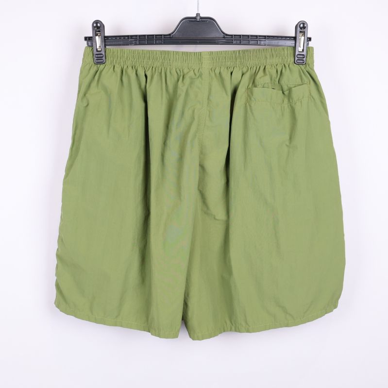 Gröna shorts bakifrån på galge